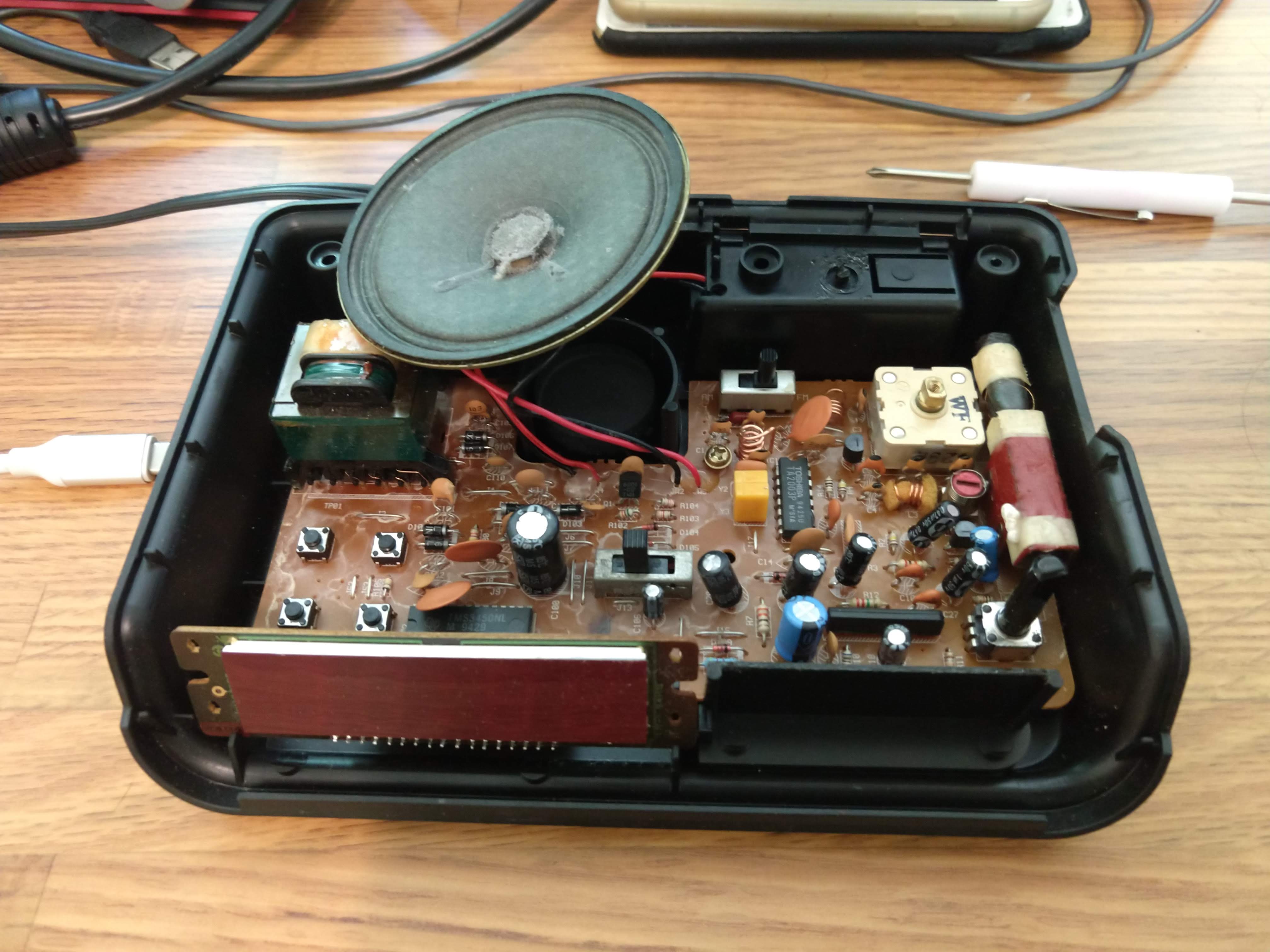 Photo of the clock radio internals